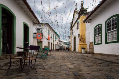 İnsanlar Paraty Arnavut kaldırımlı sokaklarında