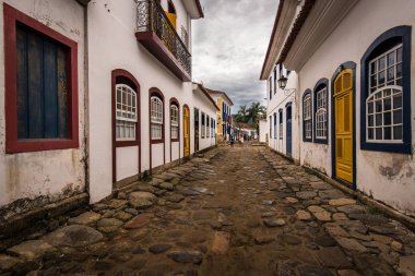 İnsanlar Paraty Arnavut kaldırımlı sokaklarında