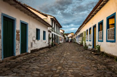İnsanlar Paraty Arnavut kaldırımlı sokaklarında