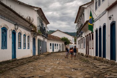 İnsanlar Paraty Arnavut kaldırımlı sokaklarında
