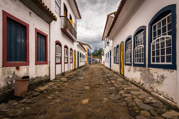 Mensen op de geplaveide straten van Paraty — Stockfoto