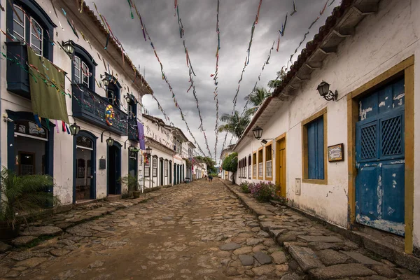 Kopfsteinpflasterstraßen und Kolonialhäuser in Paraty — Stockfoto