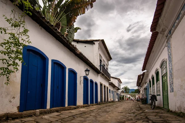 Geplaveide straten en koloniale huizen in Paraty — Stockfoto