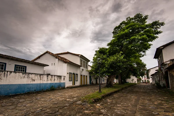 Kopfsteinpflasterstraßen und Kolonialhäuser in Paraty — Stockfoto