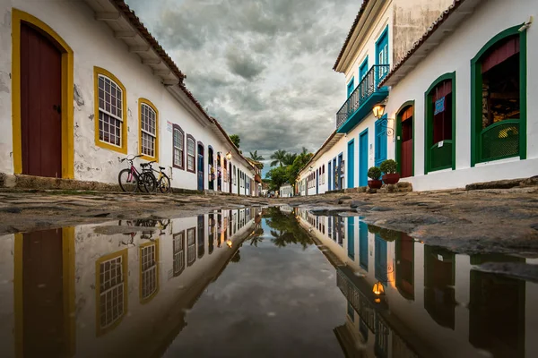 Бруківкою вулиць і колоніальний будинків у місті Paraty — стокове фото