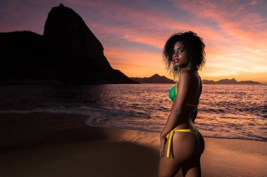  Plajda bikini Brezilyalı kadın