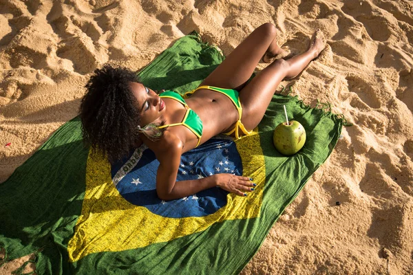 Nő a Bikini a strandon kókusz itallal — Stock Fotó