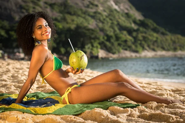Hindistan cevizi içki sahilde bikinili kadın