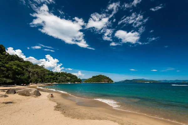 Playa tropical con agua turquesa — Foto de Stock