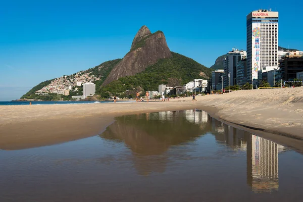 Montañas reflejándose en el agua de la playa de Leblon —  Fotos de Stock