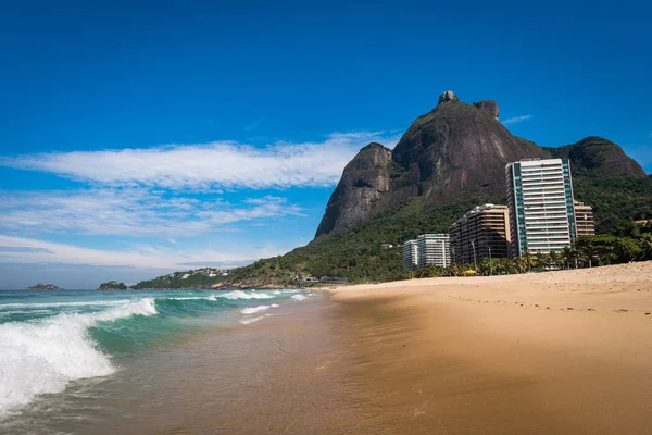 Blick auf den Strand mit Bergen und Gebäuden — Stockfoto