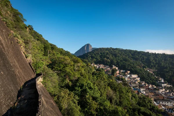 スラム街とリオ ・ デ ・ ジャネイロ山 — ストック写真