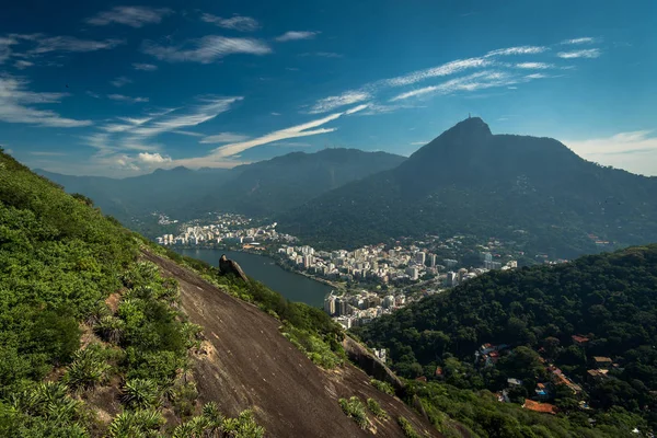 Vista de la ciudad de Río de Janeiro con colinas — Foto de Stock