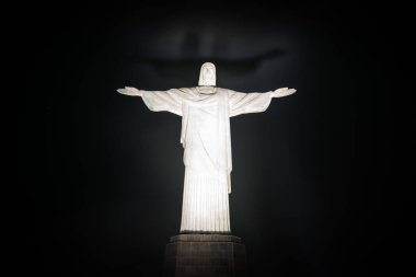 İsa geceleri aydınlatılan Redeemer heykeli