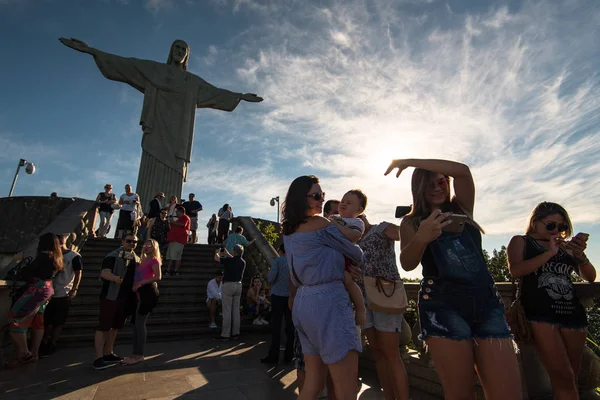 İnsanlar İsa'nın kurtarıcı heykel ziyaret