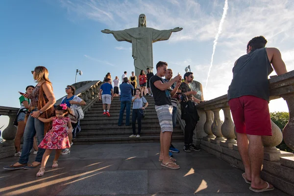 Pessoas que visitam a estátua de Cristo Redentor — Fotografia de Stock
