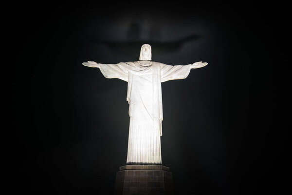 Статуя Христа Искупителя освещена ночью

