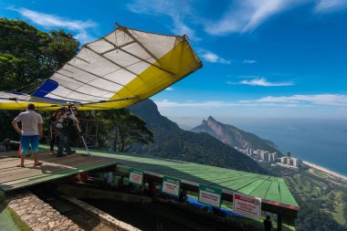 Hang glider çıkarmaya hazırlar