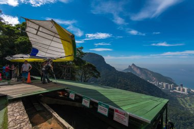 Hang glider çıkarmaya hazırlar