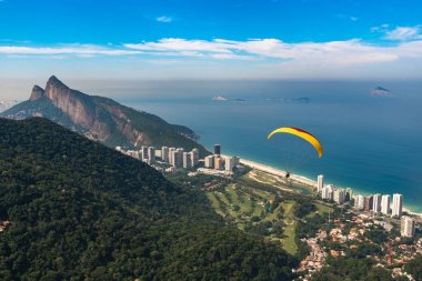 Hang Glider yukarıda Coast, Rio de Janeiro