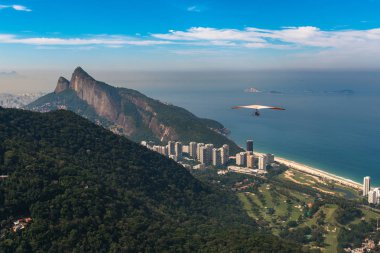 Hang Glider yukarıda Coast, Rio de Janeiro