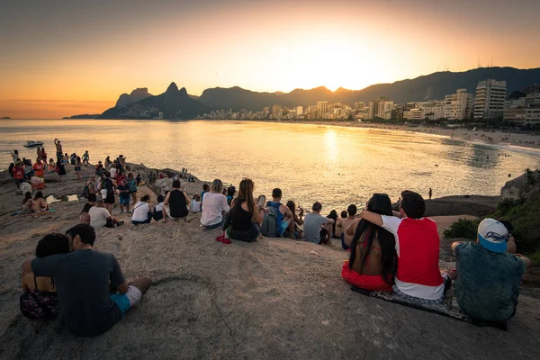 People sitting all around on Arpoador rock — Stock Photo, Image