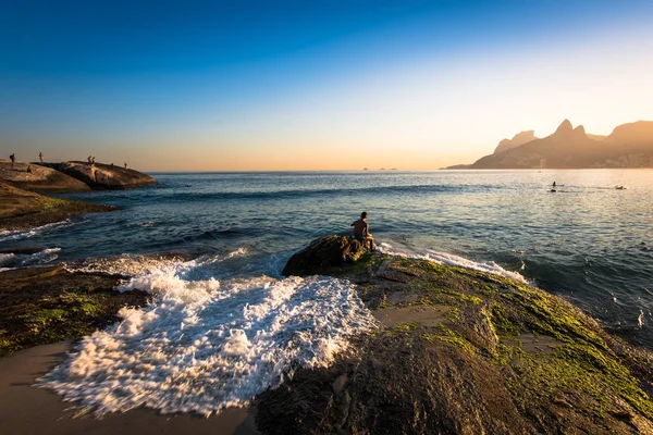 People sitting all around on Arpoador rock — Stock Photo, Image