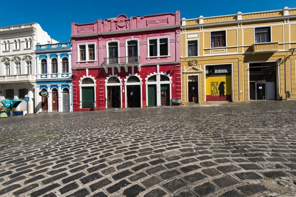 Edificios coloridos en la plaza — Foto de Stock