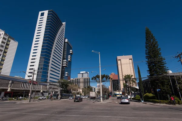 Vista a la calle con rascacielos — Foto de Stock