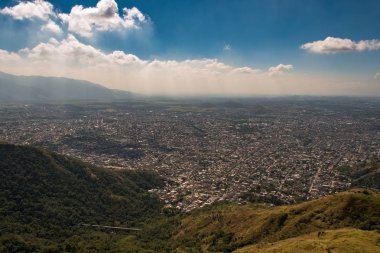 Tepeler ile Rio de Janeiro havadan görünümü