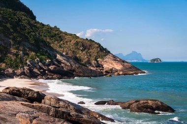 Deniz kıyısı ve yeşil tepeler