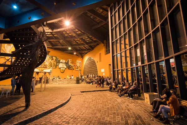 Bir Curitiba anıtla turist 