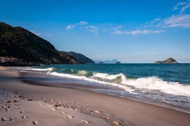 Deniz kıyısı ve yeşil tepeler