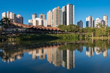 Binalar yansıma göl