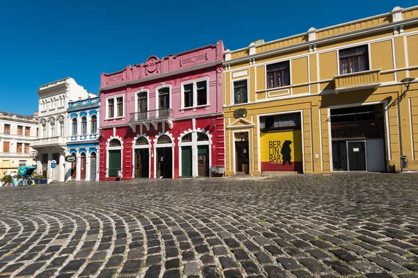 Edificios coloridos en la plaza — Foto de Stock