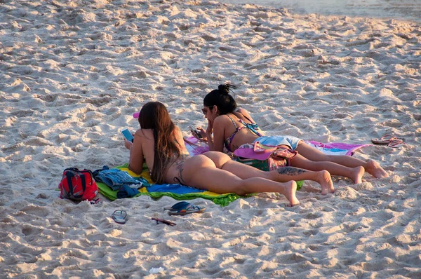 Twee vrouwen liggen op strand — Stockfoto
