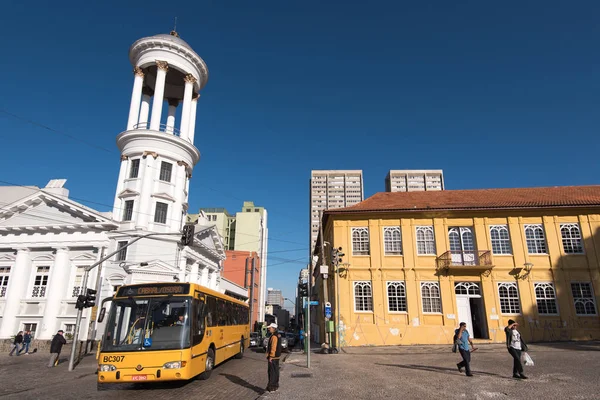 Peatones y autobuses amarillos — Foto de Stock