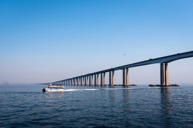 Rio-Niteroi Köprüsü Guanabara Körfezi 'ni geçiyor ve Rio de Janeiro ile Niteroi' yi birbirine bağlıyor.