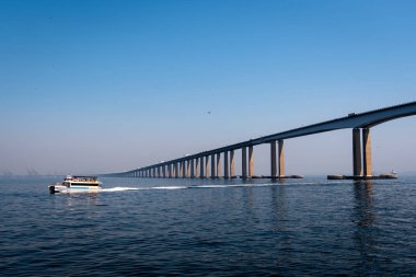 Rio-Niteroi Köprüsü Guanabara Körfezi 'ni geçiyor ve Rio de Janeiro ile Niteroi' yi birbirine bağlıyor.