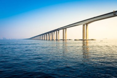 Rio-Niteroi Köprüsü Guanabara Körfezi 'ni geçiyor ve Rio de Janeiro ile Niteroi' yi birbirine bağlıyor.