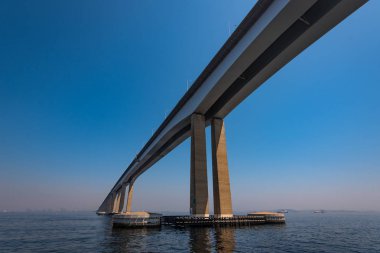 Rio-Niteroi Köprüsü Guanabara Körfezi 'ni geçiyor ve Rio de Janeiro ile Niteroi' yi birbirine bağlıyor.