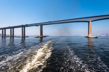 Rio-Niteroi Köprüsü Guanabara Körfezi 'ni geçiyor ve Rio de Janeiro ile Niteroi' yi birbirine bağlıyor.