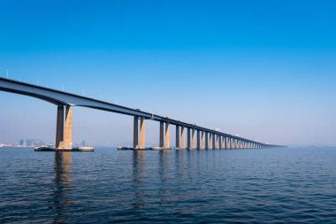 Rio-Niteroi Köprüsü Guanabara Körfezi 'ni geçiyor ve Rio de Janeiro ile Niteroi' yi birbirine bağlıyor.