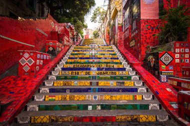 Rio de Janeiro, Brezilya için Escadaria Selaron. Escadaria Selaron mavi, yeşil ve sarı taşlarla, Brezilya bayrağı renklerle dekore edilmiş olan dünyaca ünlü adımlar kümesidir. 