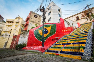 Rio de Janeiro, Brezilya için Escadaria Selaron. Escadaria Selaron mavi, yeşil ve sarı taşlarla, Brezilya bayrağı renklerle dekore edilmiş olan dünyaca ünlü adımlar kümesidir. 