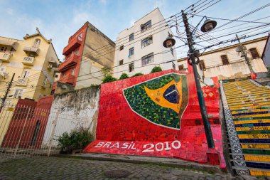 Rio de Janeiro, Brezilya için Escadaria Selaron. Escadaria Selaron mavi, yeşil ve sarı taşlarla, Brezilya bayrağı renklerle dekore edilmiş olan dünyaca ünlü adımlar kümesidir. 