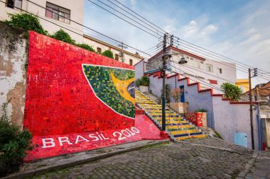 Rio de Janeiro, Brezilya için Escadaria Selaron. Escadaria Selaron mavi, yeşil ve sarı taşlarla, Brezilya bayrağı renklerle dekore edilmiş olan dünyaca ünlü adımlar kümesidir. 