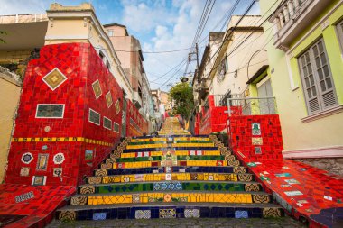 Rio de Janeiro, Brezilya için Escadaria Selaron. Escadaria Selaron mavi, yeşil ve sarı taşlarla, Brezilya bayrağı renklerle dekore edilmiş olan dünyaca ünlü adımlar kümesidir. 