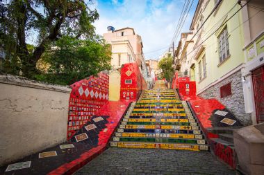 Rio de Janeiro, Brezilya için Escadaria Selaron. Escadaria Selaron mavi, yeşil ve sarı taşlarla, Brezilya bayrağı renklerle dekore edilmiş olan dünyaca ünlü adımlar kümesidir. 