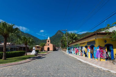 Vila yapmak Abraao, Ilha Grande, Rj - 10 Kasım 2017: küçük kilise ve el sanatları dükkan Rio de Janeiro city yakınındaki güzel Adası.